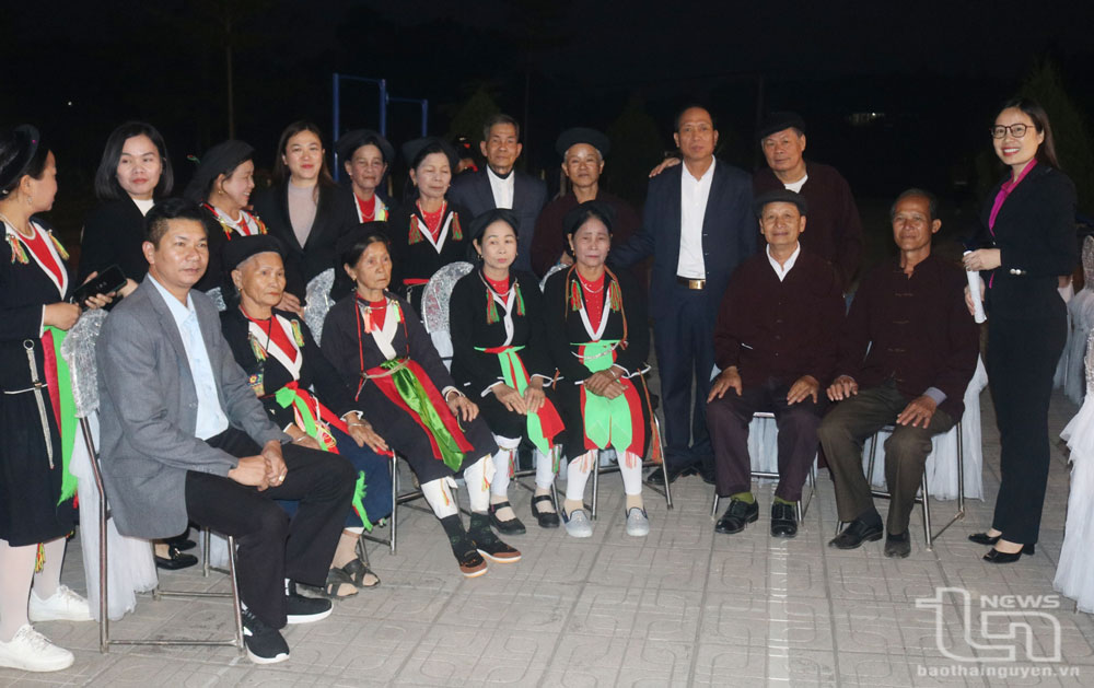 Bà Vũ Thị Thu Hường, Phó Giám đốc Sở Văn hóa, Thể thao và Du lịch (ngoài cùng bên phải) cùng các thành viên Câu lạc bộ hát Soọng cô xóm Đá Bạc, xã Bàn Đạt (Phú Bình).