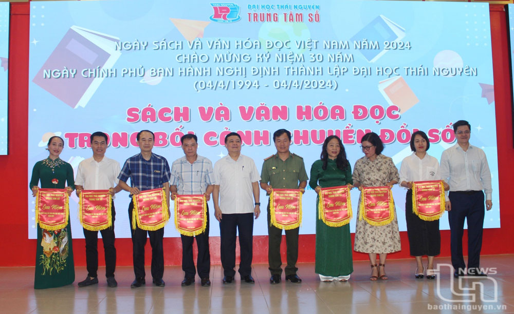 Lãnh đạo Đại học Thái Nguyên trao Cờ lưu niệm cho các đơn vị tham gia Tọa đàm chào mừng Ngày sách và Văn hóa đọc Việt Nam năm 2024.
