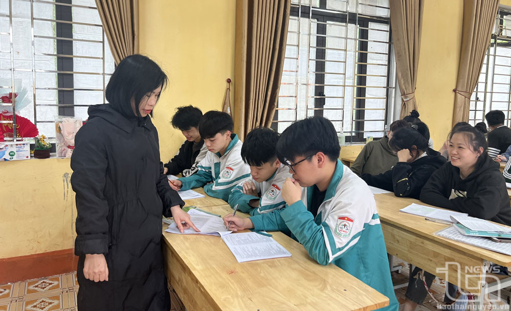 Cô giáo Trịnh Thị Hải Ngọc và học sinh lớp 12A6 trong giờ ôn tập môn Lịch sử.
