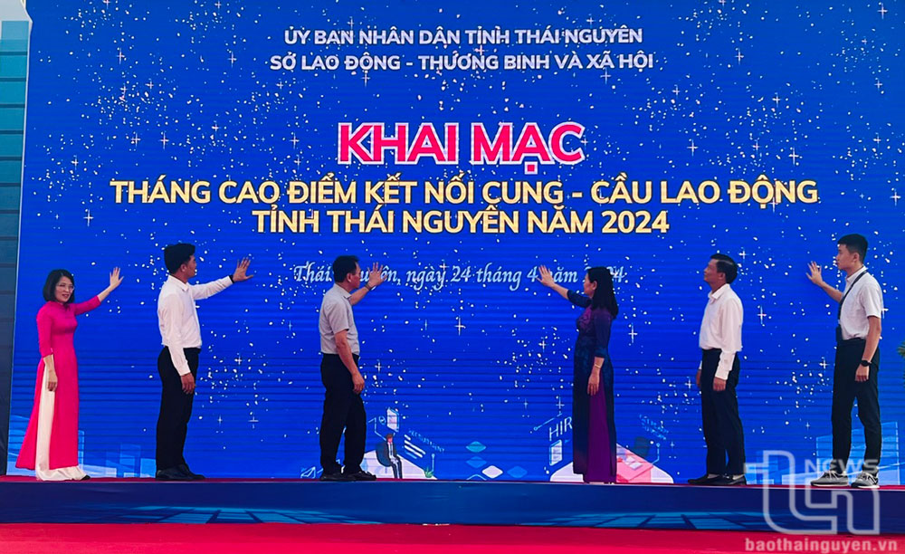 Các đại biểu bấm nút khai mạc Tháng cao điểm kết nối cung - cầu lao động tỉnh Thái Nguyên năm 2024.