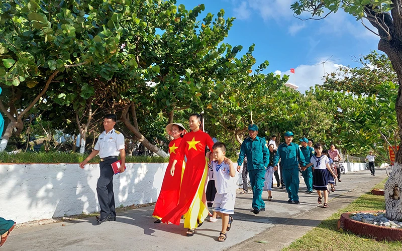 Chi hội phụ nữ xã Song Tử Tây luôn hoàn thành tốt nhiệm vụ xây dựng huyện đảo Trường Sa.