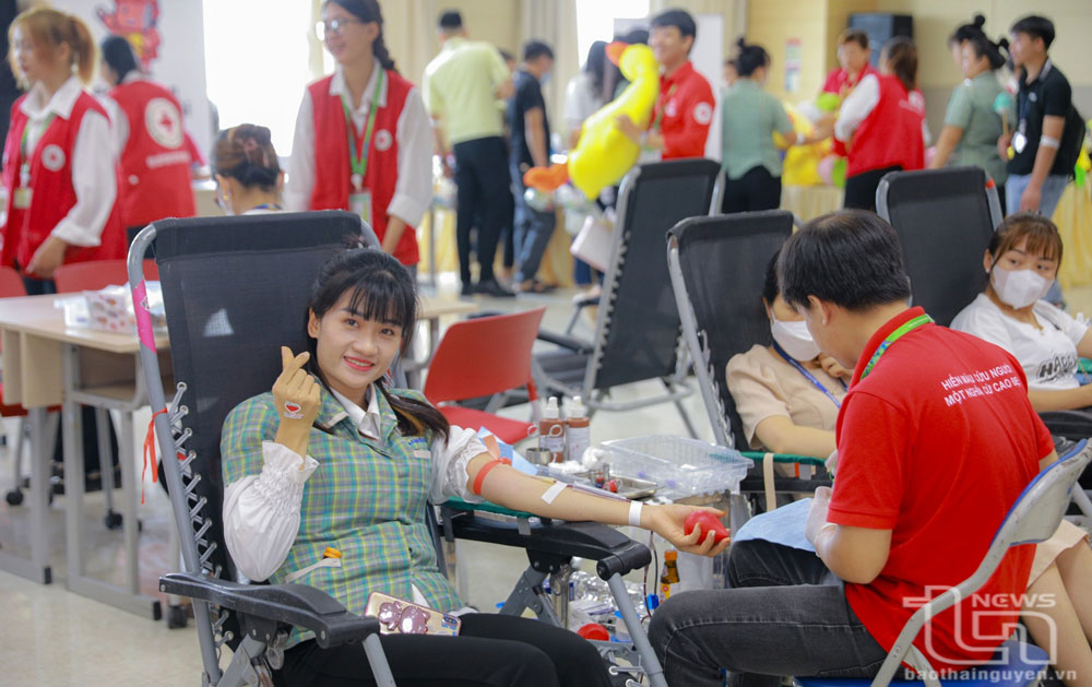 Nhân viên Công ty TNHH Samsung Electronics Việt Nam Thái Nguyên hiến máu tình nguyện tại chương trình “Chung dòng máu Việt, đầu năm 2024”.