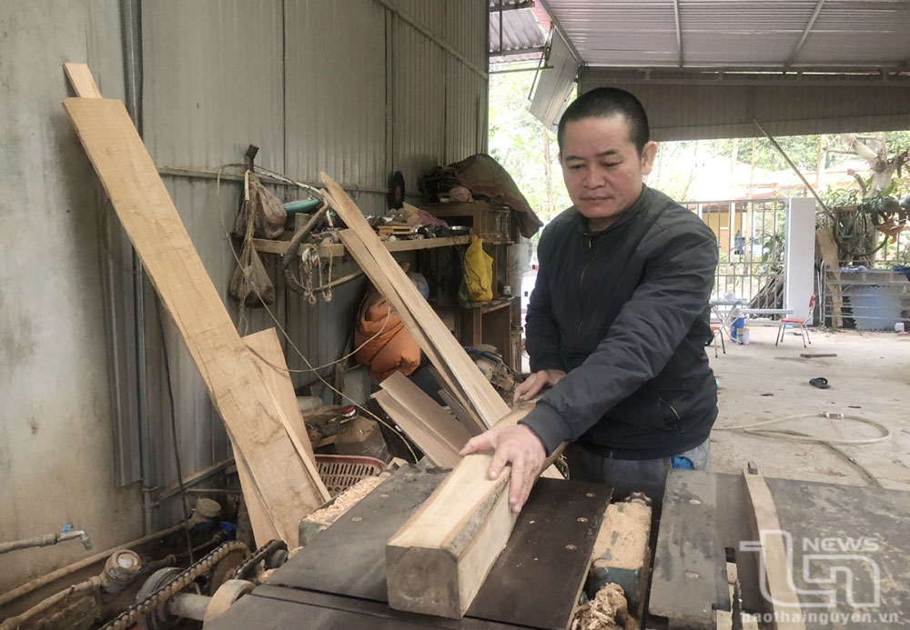 Gia đình anh Nguyễn Công Sinh, Trưởng xóm Đồng Chuối, ngoài làm ruộng còn làm thêm nghề mộc, mỗi tháng thu nhập trên 10 triệu đồng từ nghề phụ.