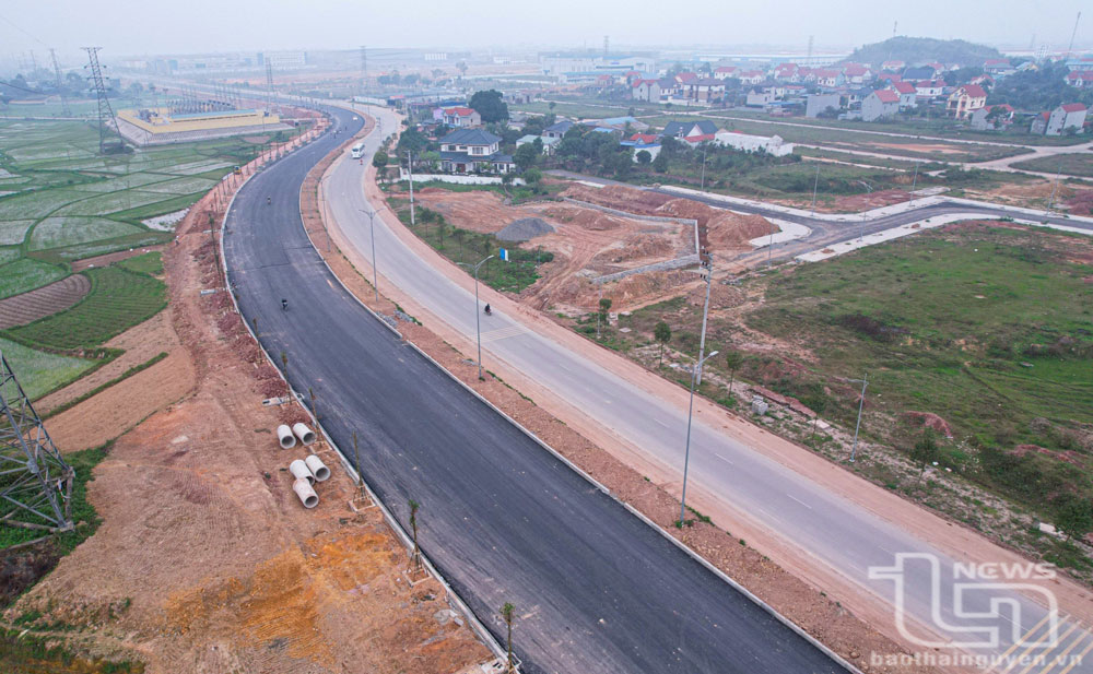 Tuyến đường nối ĐT.261 - ĐT.266 (giai đoạn 1) đang được triển khai sẽ kết nối các khu công nghiệp của TP. Phổ Yên và huyện Phú Bình. Ảnh: Nguyên Ngọc