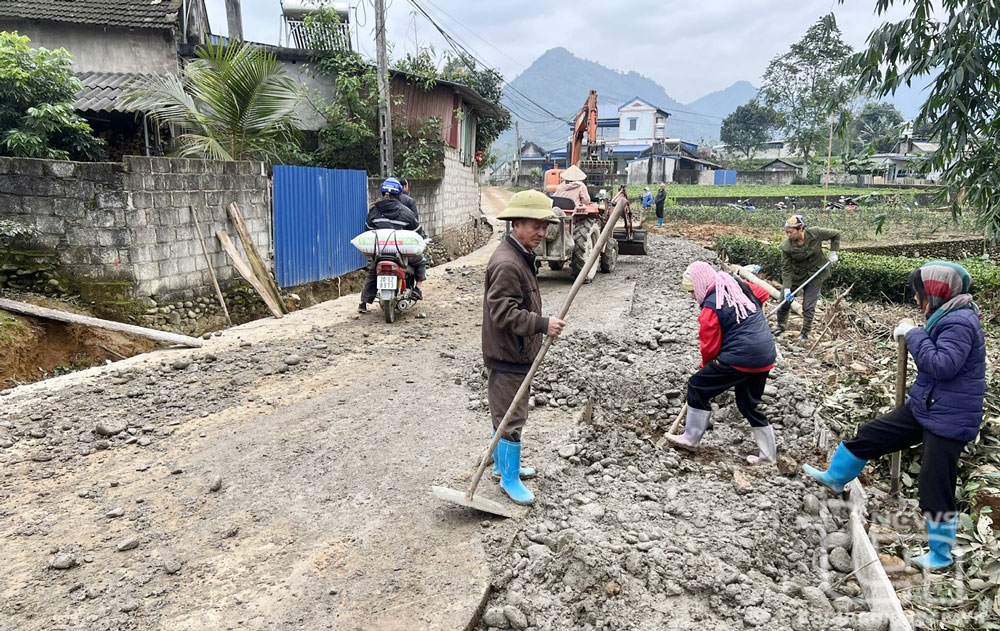 Người dân xóm La Lương (xã Hoàng Nông, Đại Từ) tham gia mở rộng đường xóm lên 6m.