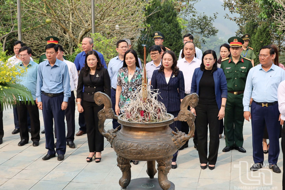 Quyền Chủ tịch nước Võ Thị Ánh Xuân cùng Đoàn công tác của Trung ương và các đồng chí lãnh đạo tỉnh Thái Nguyên dâng hương tưởng niệm Chủ tịch Hồ Chí Minh tại Nhà tưởng niệm Người ở ATK Định Hóa.