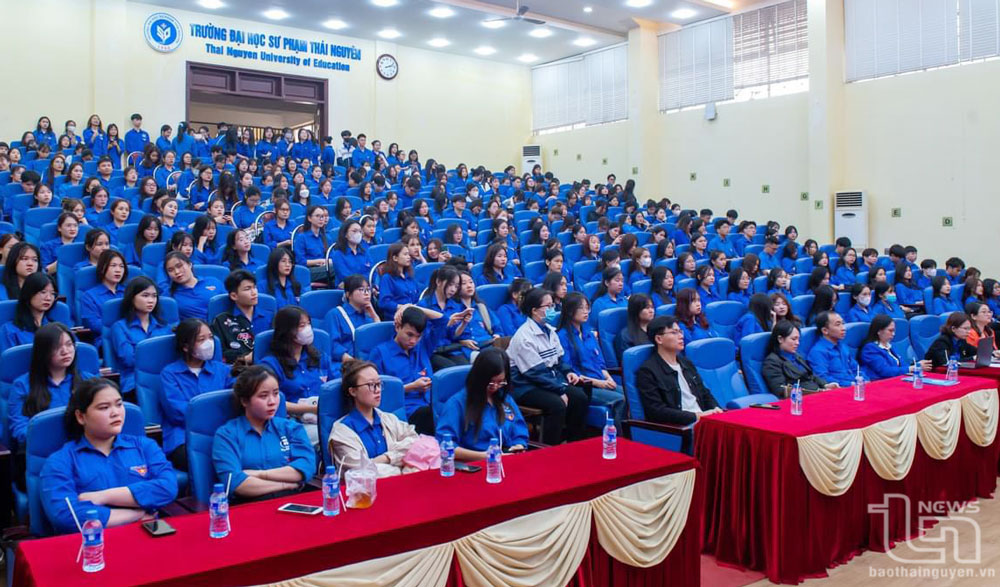 Sinh viên Trường Đại học Sư phạm Thái Nguyên trong một buổi học lý luận chính trị.