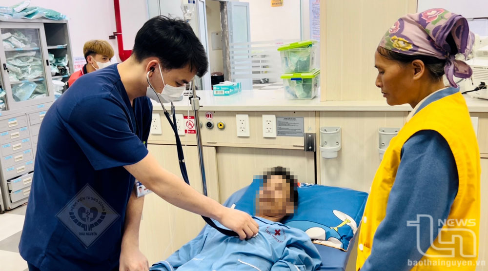 Bác sĩ Nguyễn Văn Thắng (Khoa Cấp cứu) thăm khám lại và dặn dò ông T. trước khi xuất viện.