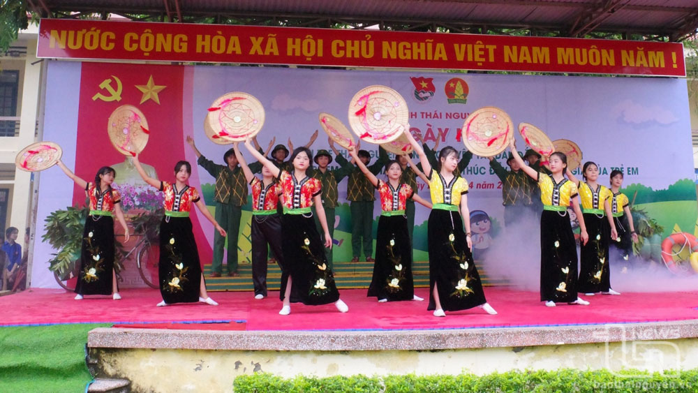 Hoạt cảnh “Chiến thắng Điện Biên Phủ - Lừng lẫy năm châu, chấn động địa cầu” do học sinh Trường THCS Tiên Phong biểu diễn.