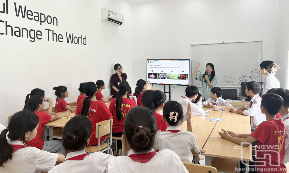 Các tình nguyện viên của Trung tâm Giao lưu văn hóa Việt - Hàn giới thiệu về văn hóa Hàn Quốc cho học sinh.