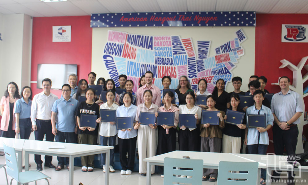 Ban Tổ chức lớp học trao giấy chứng nhận tham gia khóa học cho các học viên.
