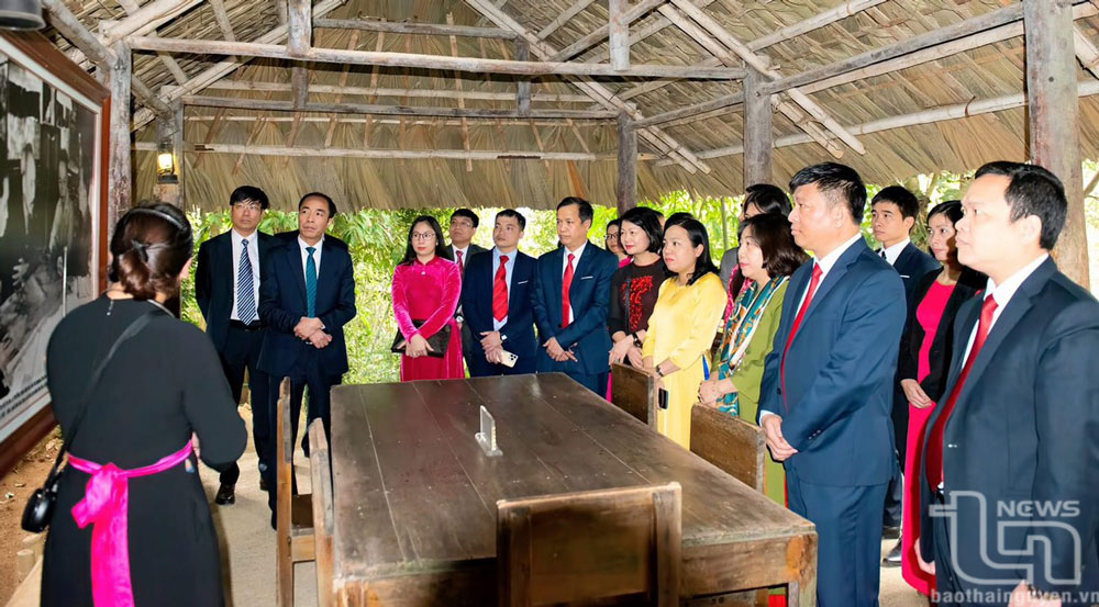 Cán bộ, đảng viên Trường Đại học Sư phạm Thái Nguyên tổ chức hành trình về nguồn, thăm ATK Định Hóa.