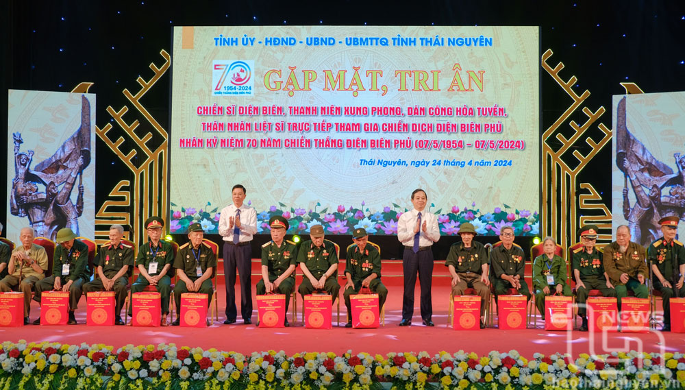 Các đồng chí lãnh đạo tặng quà chiến sĩ Điện Biên, thanh niên xung phong, dân quân hỏa tuyến, thân nhân liệt sĩ.