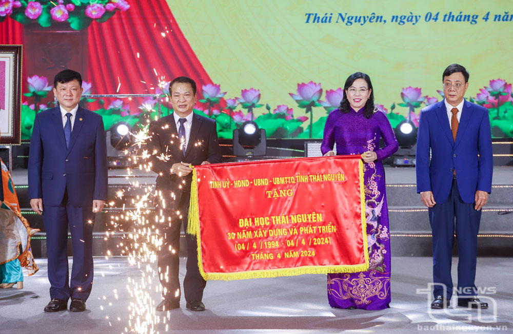 Đồng chí Bí thư Tỉnh ủy Thái Nguyên Nguyễn Thanh Hải trao tặng Cờ thi đua cho Đại học Thái Nguyên.