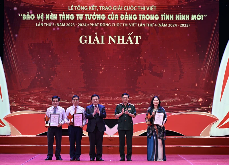 Đại tướng Phan Văn Giang (thứ 2, bên phải) và đồng chí Nguyễn Xuân Thắng (giữa) trao giải Nhất tặng các tác giả đoạt giải.