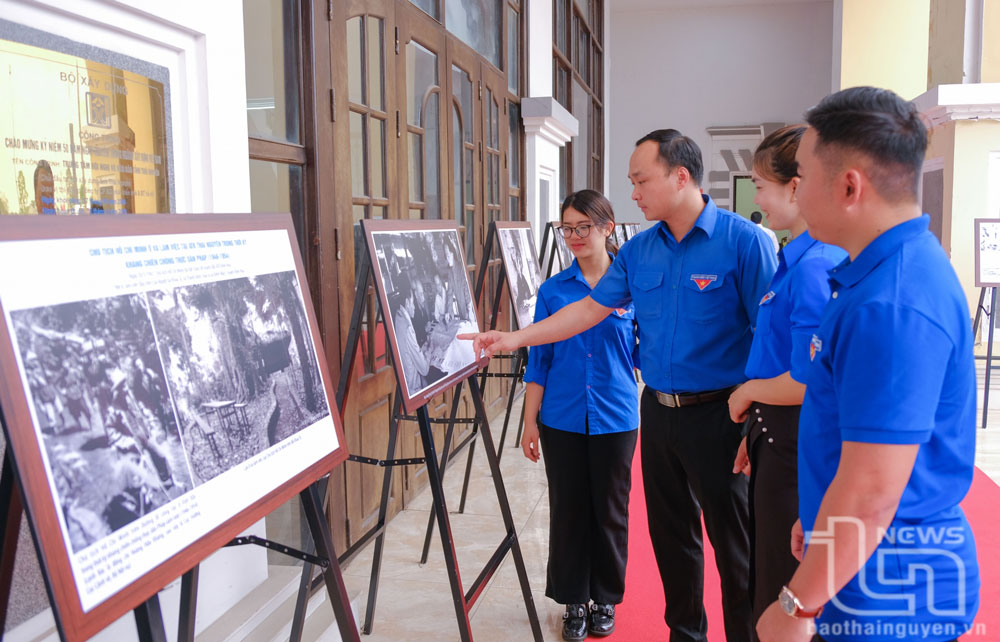 Các đoàn viên, thanh niên tham quan Triển lãm ảnh 70 năm Chiến thắng Điện Biên Phủ.