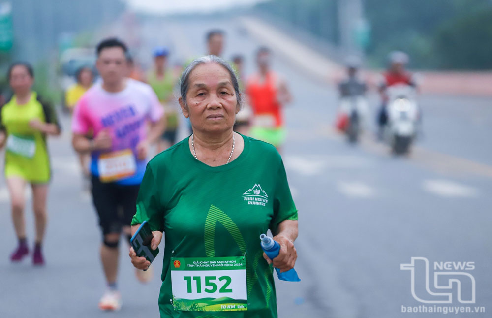 Bà Trần Thị Thìn, 72 tuổi, VĐV nữ cao tuổi nhất tham dự Giải.