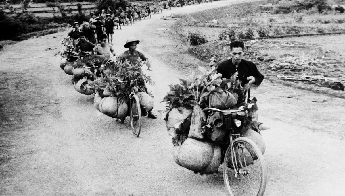 Binh đoàn xe đạp thồ trên đường lên Điện Biên năm 1954. Ảnh: Tư liệu