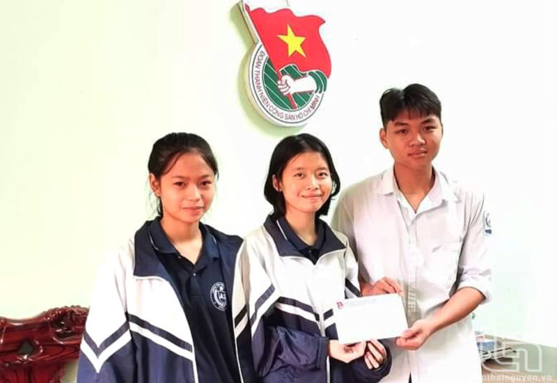 Hai em Nguyễn Thúy Toàn và Vũ Khánh Linh trao trả lại số tiền nhặt được cho em Nguyễn Tuấn Dũng.
