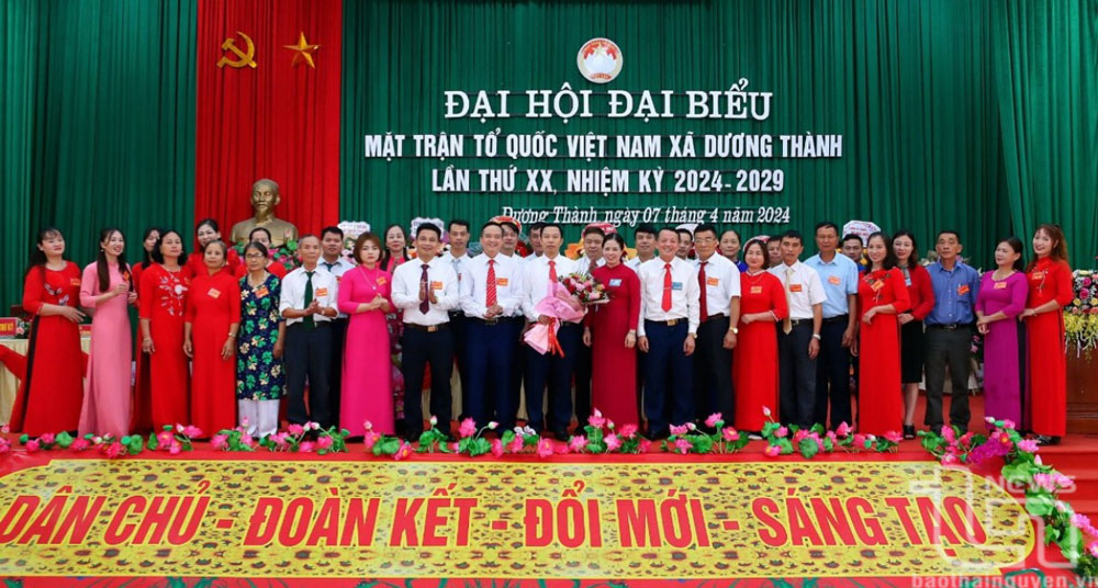 Lãnh đạo Ủy ban MTTQ huyện Phú Bình chúc mừng Đại hội đại biểu MTTQ xã Dương Thành.