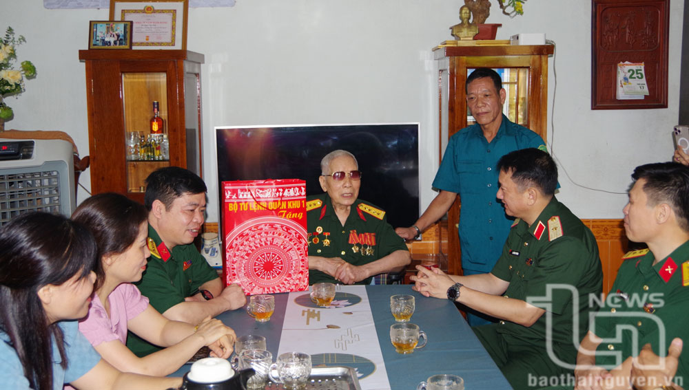 Đoàn công tác thăm, tặng quà cựu chiến binh Dương Quang Đối ở xã Quyết Thắng (TP. Thái Nguyên).