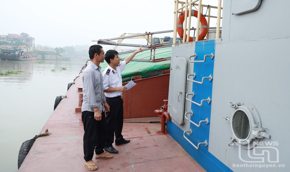 Cán bộ Cảng vụ đường thủy nội địa Thái Nguyên kiểm tra điều kiện đảm bảo an toàn trước khi rời bến của tàu BN-1332, tại cảng Đa Phúc.
