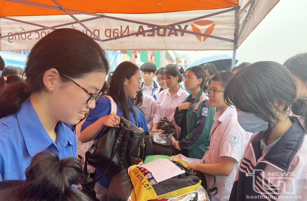 Các tình nguyện viên hướng dẫn và hỗ trợ học sinh lớp 9 tại Kỳ thi khảo sát vào lớp 10, Trường THPT Chuyên Thái Nguyên.