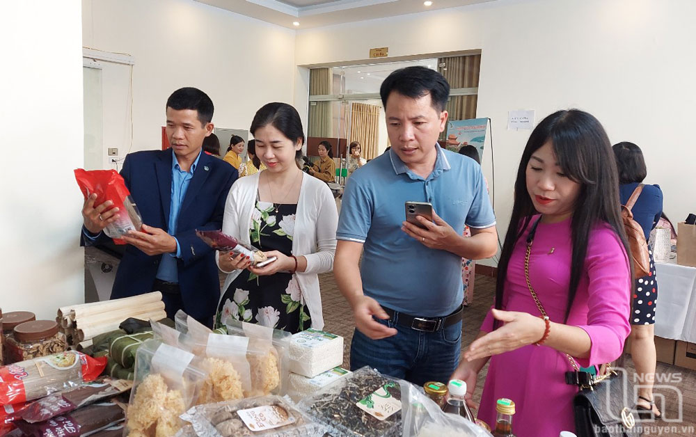 회의에서 타이응우옌(Thái Nguyên)성의 관광상품 전시공간에 방문하는 대표단