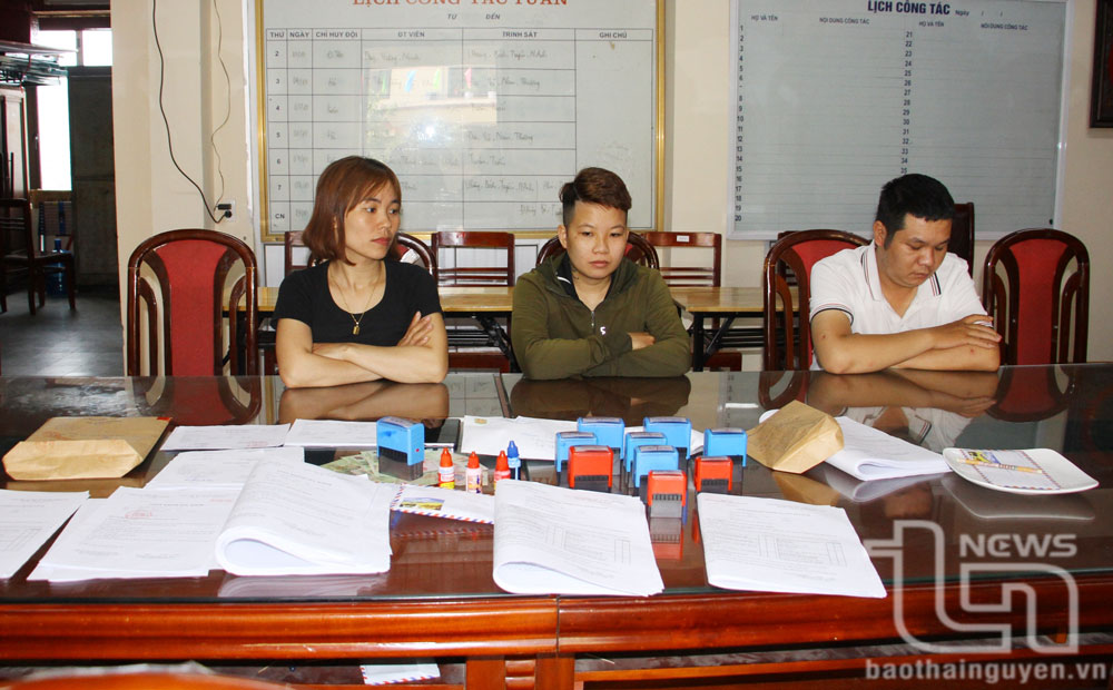 Ba đối tượng trong vụ án làm giả con dấu, giấy tờ của Bệnh viện Trung ương Thái Nguyên bị lực lượng chức năng phát hiện.
