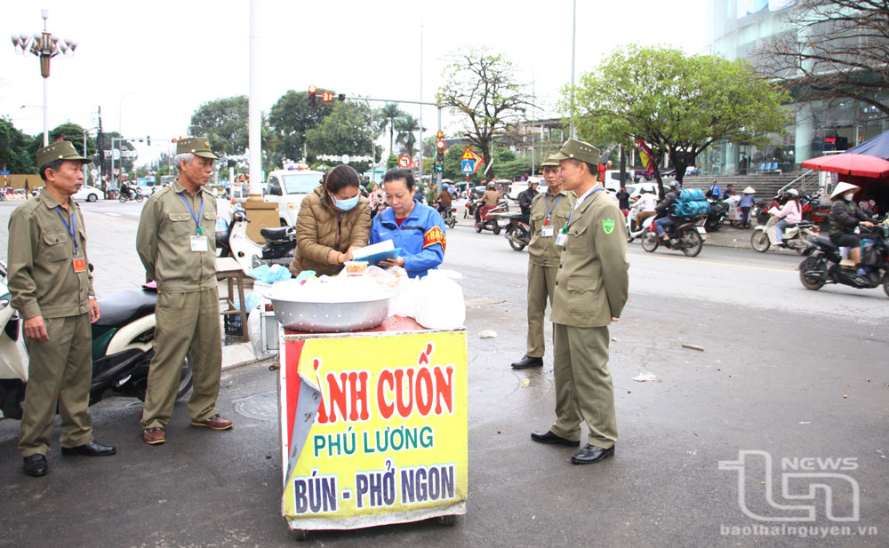 Lực lượng chức năng của phường Trưng Vương nhắc nhở một trường hợp kinh doanh lấn chiếm lòng đường ở khu vực chợ Thái.