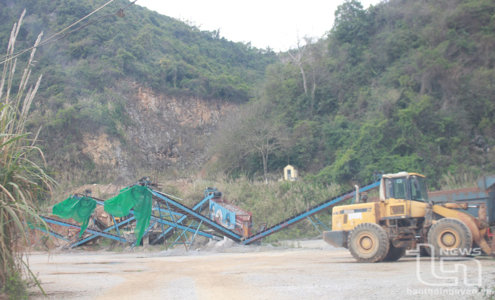Mỏ đá Tập Trung (tại xóm Làng Mới, xã Tân Long, Đồng Hỷ) hiện bị tạm dừng khai thác, chưa được cấp mìn do vi phạm trong quá trình hoạt động.
