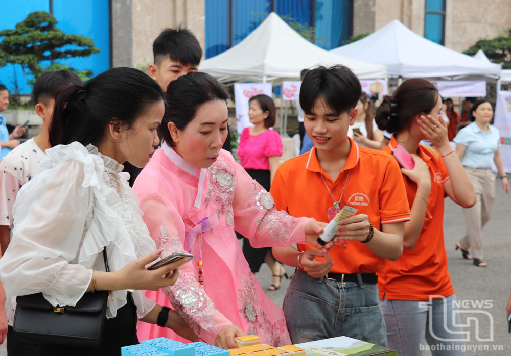 Đại biểu tham quan các gian hàng trưng bày sản phẩm của các doanh nghiệp Hàn Quốc.