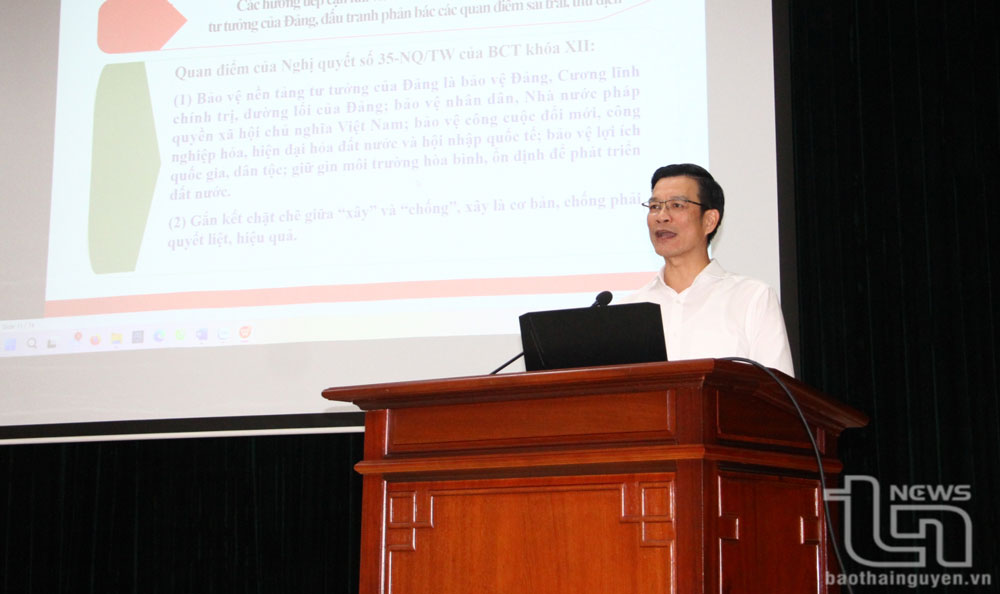 PGS.TS Phạm Đức Kiên, Phó Giám đốc Học viện Chính trị quốc gia khu vực III, trao đổi kỹ năng, nghiệp vụ viết bài chính luận về bảo vệ nền tảng tư tưởng của Đảng.