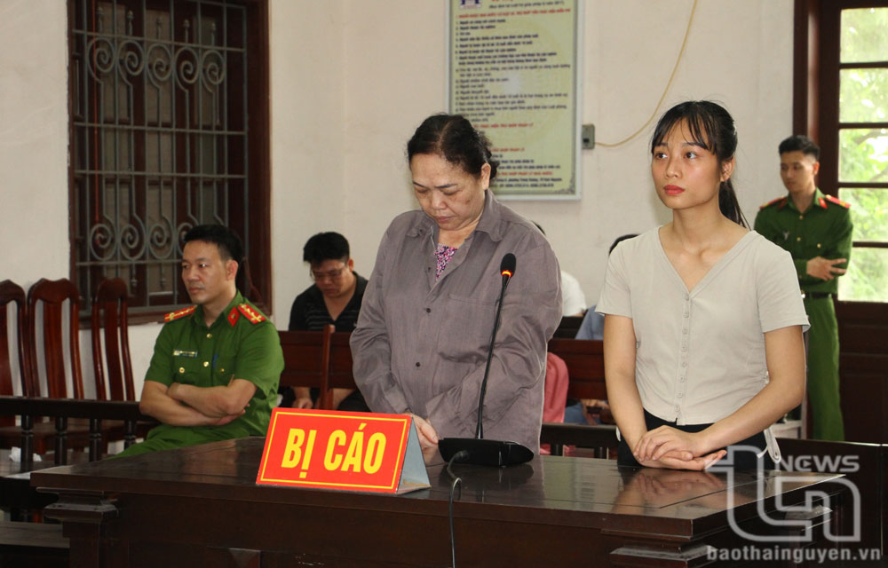 Bị cáo Dương Thị Kim Cúc (trái) và Đặng Thị Huyền Đức tại phiên tòa.