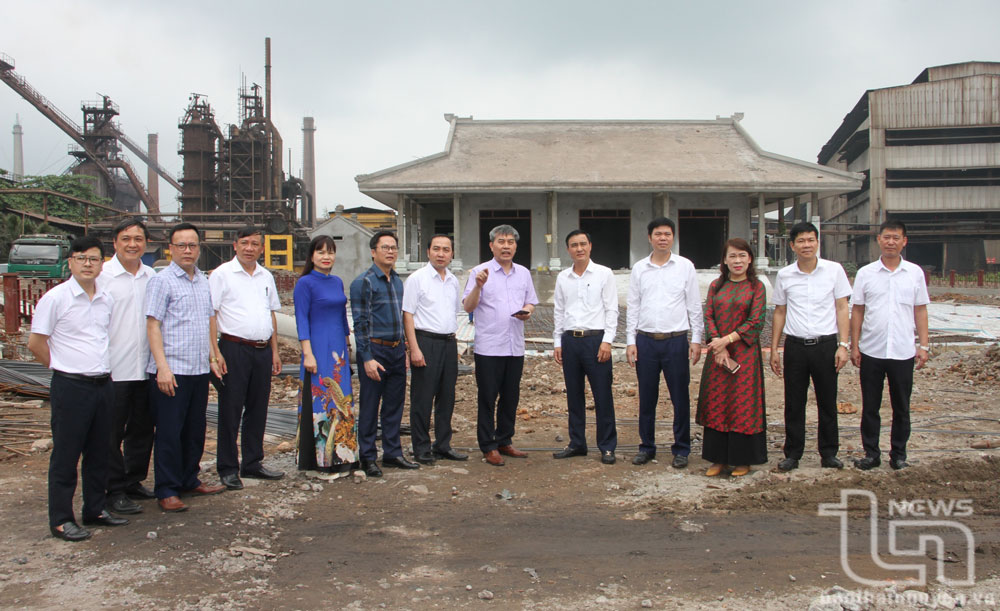 Các đại biểu tham quan công trình tôn tạo, mở rộng Khu di tích lịch sử Quốc gia Chủ tịch Hồ Chí Minh về thăm Khu công nghiệp Gang thép Thái Nguyên.