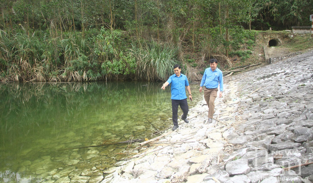 Lãnh đạo Chi cục Thủy lợi tỉnh kiểm tra hồ thủy lợi Nà Tấc, xóm Bình Sơn, xã Lam Vỹ (Định Hóa).