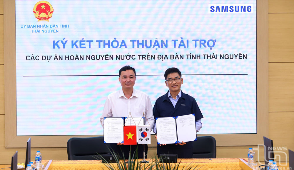 Ông Park Sung Ho, Tổng Giám đốc Samsung Việt Nam và lãnh đạo huyện Phú Bình ký kết tại buổi Lễ.