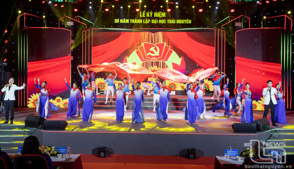 Tiết mục biểu diễn của cán bộ, giảng viên Đại học Thái Nguyên tại Lễ kỷ niệm.