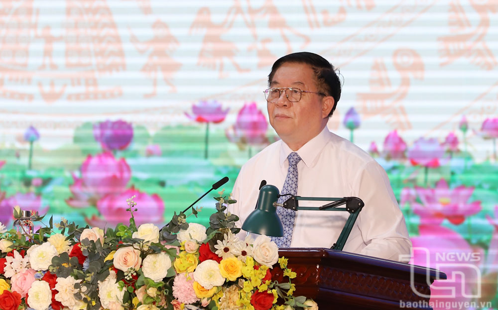 Đồng chí Nguyễn Trọng Nghĩa, Bí thư Trung ương Đảng, Trưởng Ban Tuyên giáo Trung ương, phát biểu tại buổi gặp mặt.