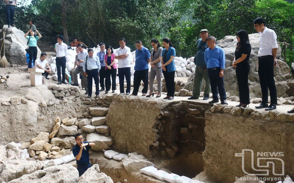 Các đại biểu tham quan hiện trường khai quật tại Di chỉ Mái đá Ngườm.