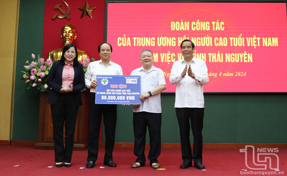 Đại diện Đoàn công tác của Trung ương Hội Người cao tuổi Việt Nam trao tặng kinh phí hỗ trợ hội viên người cao tuổi có hoàn cảnh khó khăn trên địa bàn tỉnh Thái Nguyên.