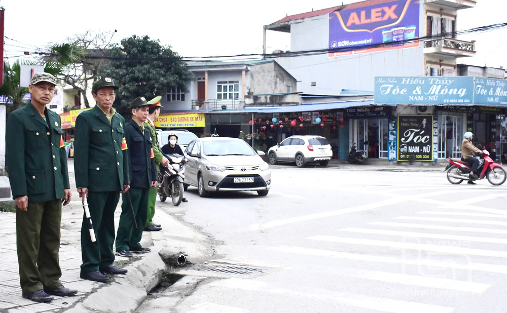 Tổ tự quản an ninh trật tự do ông Trần Thanh Bình làm Tổ trưởng tích cực tham gia bảo đảm an toàn giao thông.