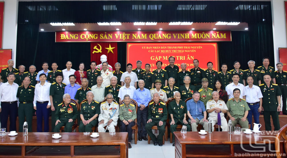 Câu lạc bộ Hưu trí Thái Nguyên cùng đại biểu chụp ảnh lưu niệm tại buổi gặp mặt, tri ân chiến sĩ Điện biên.