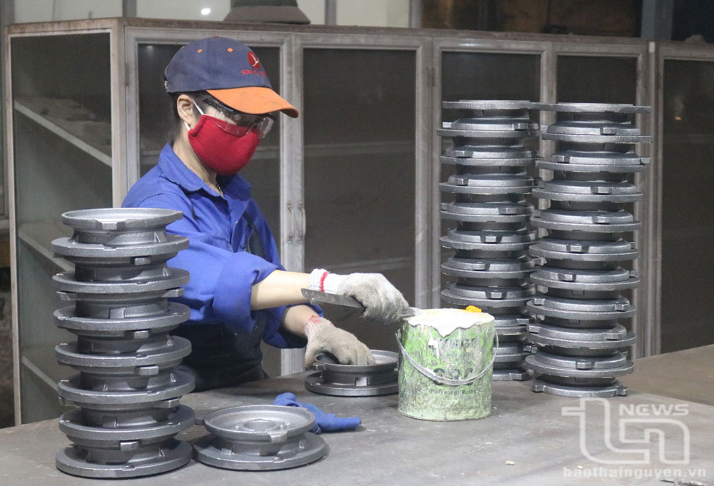 Người lao động Công ty CP Cơ khí Gang thép (TP. Thái Nguyên) chấp hành nghiêm túc các quy định về ATVSLĐ.