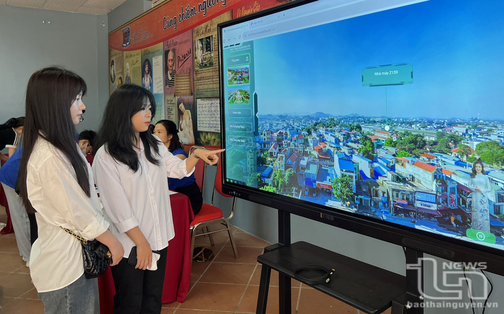 Sinh viên khai thác thông tin từ Thư viện thông minh tại Trung tâm số (Đại học Thái Nguyên).