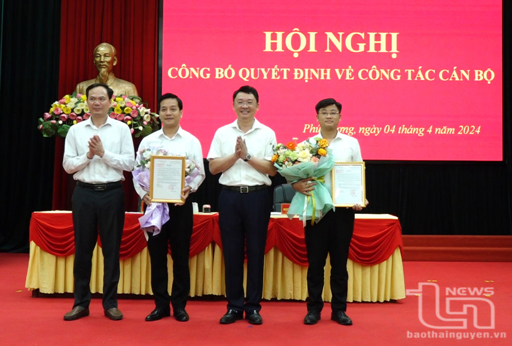 Thường trực Huyện ủy Phú Lương chúc mừng hai đồng chí được Ban Thường vụ Tỉnh ủy chỉ định tham gia Ban Chấp hành Đảng bộ huyện, nhiệm kỳ 2020-2025.