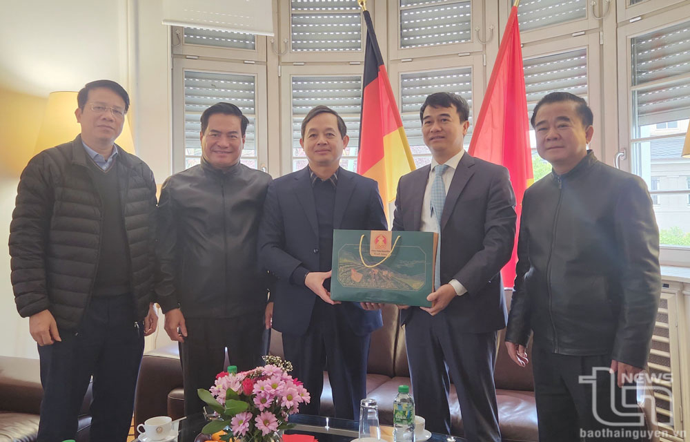 Đồng chí Phạm Hoàng Sơn (đứng giữa) tặng quà lưu niệm cho Tổng lãnh sự Việt Nam tại Frankfurt Lưu Xuân Đồng.