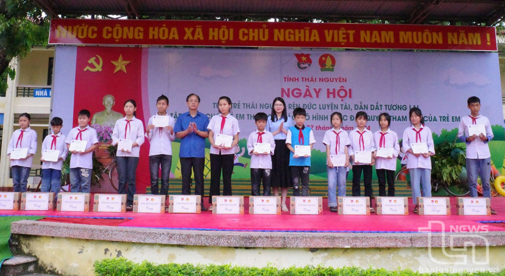Hội đồng Đội tỉnh trao quà cho học sinh có hoàn cảnh khó khăn của Trường THCS Tiên Phong.