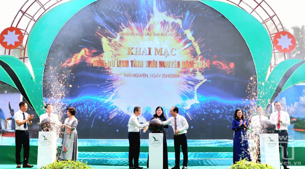 타이응우옌성 당위원회 서기와 참석대표단은2024년 타이응우옌 관광 시즌 개막 버튼을 눌렀다.