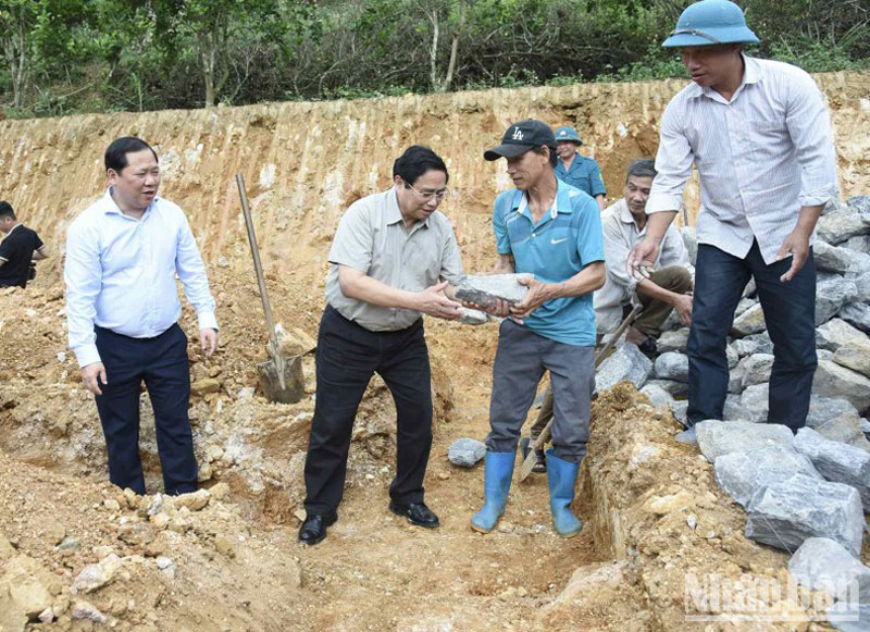 Thủ tướng Phạm Minh Chính tham gia khởi công xây nhà mới cho gia đình ông Xa Văn Vọng, ở xã Cao Sơn, huyện Đà Bắc. Ảnh: nhandan.vn